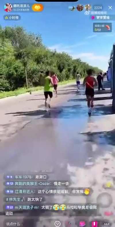 开着直播跑<wbr>马拉松，吐<wbr>完还能继续<wbr>这个真的太<wbr>拼了