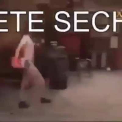 Procede a reírse intensa e incontroladamente