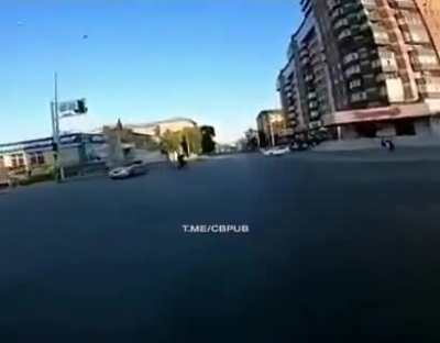А тут вообще всё прекрасно, и летящий мотоциклист, и переезжающий переход велосипедист, только авто было ни при чём.