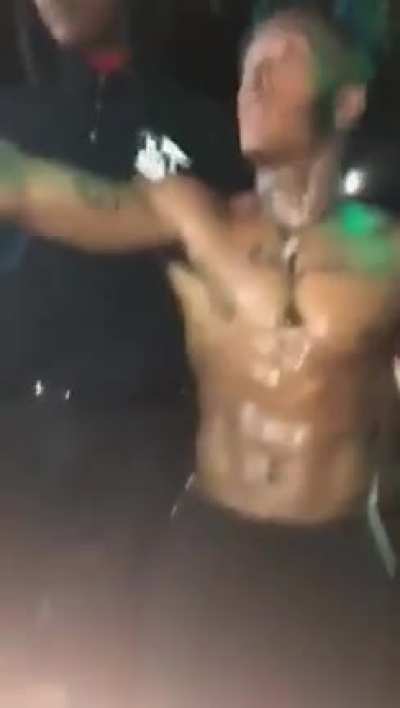RARE FOOTAGE OF XXXTENTACION AT THE HELPING HAND CONCERT... I’m the Indian kid looking up in adoration 😂