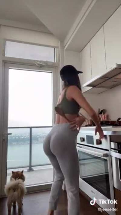 Jen Selter cooking