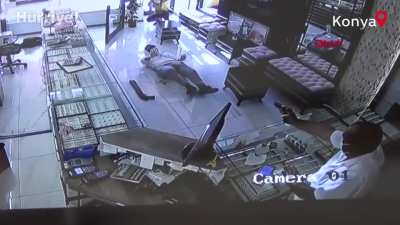 Armed robber gets himself shot by jewelry store owners in Turkey