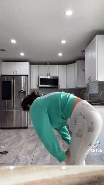 I like this new trend. Nanababe demonstrating.