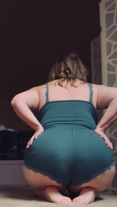 Mommy confession: nothing makes my pussy drip faster than grinding my ripe ass on a younger guy’s face and letting loose wet, rumbly farts I make Him Sniff.