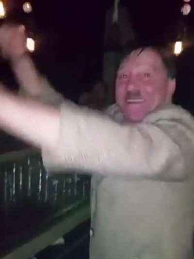 Kotleba(pojebanec) mal doma párty, ani nepozval. Harakter to je do pici