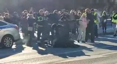 Russian civilians including woman confronts police detaining protesters and getting brutally beaten up.