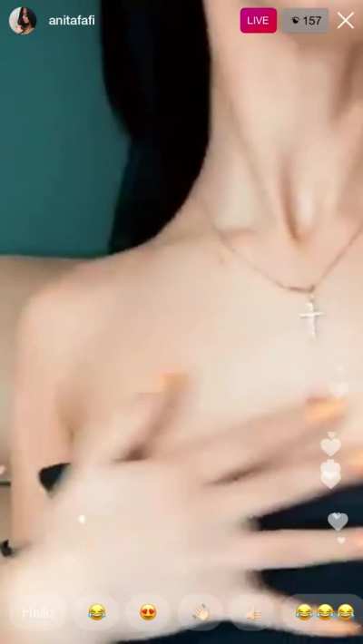 Insta LIVE Would you suck on her toes?👀