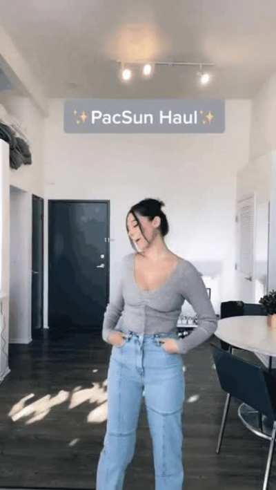 After popular demand, the bouncy GIF from the latest TikTok. I can also make a GIF of the last transition, where she changes to that fitness outfit . If you like, write it in the comments.