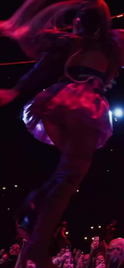 I wanna see Ari´s tiny Body in a Fan-Ganbang