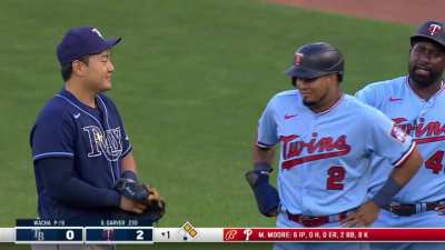 [Highlight] Luis Arraez and Ji-man Choi hug it out