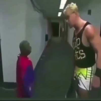 Beelce en el Gym viendo a uno del chat que le dijo que reaccionara de nuevo a la pelea de Raiden vs Chiva