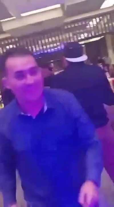 A young man who attended his company's traditional Christmas inn won the raffle that took place during the party. Unable to stand up due to excessive drinking, his companions decided to carry him onto his chair to receive the gift.