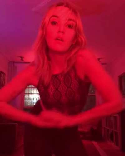 Chloe Fineman dances for you (hot af, must see)