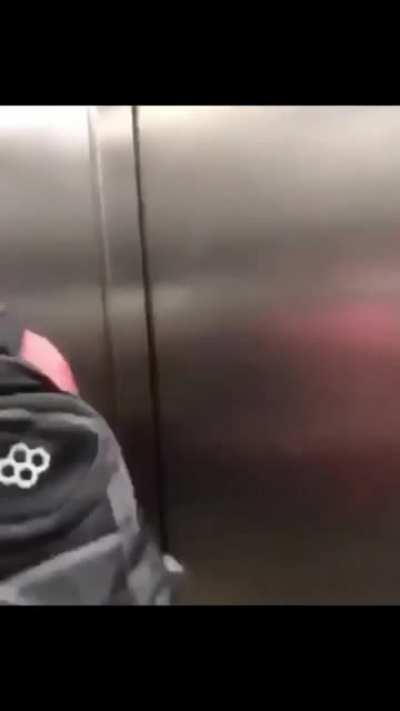 Elevador+bêbado o que pode dar errado 😳