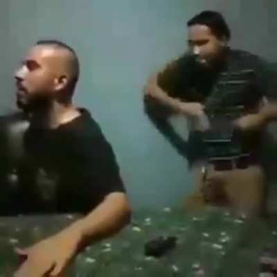 Las pibas: Ayyy blda no hay parlante para la previa 😭😭 Los pibes: