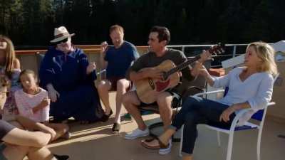 One of the best MF moment where the whole family is together. I low-key want the cast to sing this song if there's reunion for Sarah Hyland's wedding.