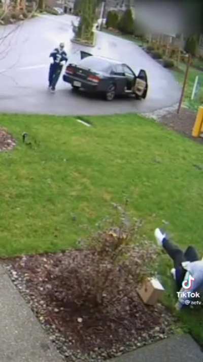 Don’t mess with wet grass. Woman steals packages and breaks ankle