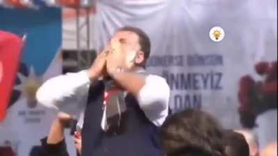 Kongre'de Allah'ını gören vatandaş, ilginç tapma ritüelleri gerçekleştiriyor.