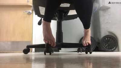Took a 5 min video this morning, under that desk. Here’s a clip for you guys 👣