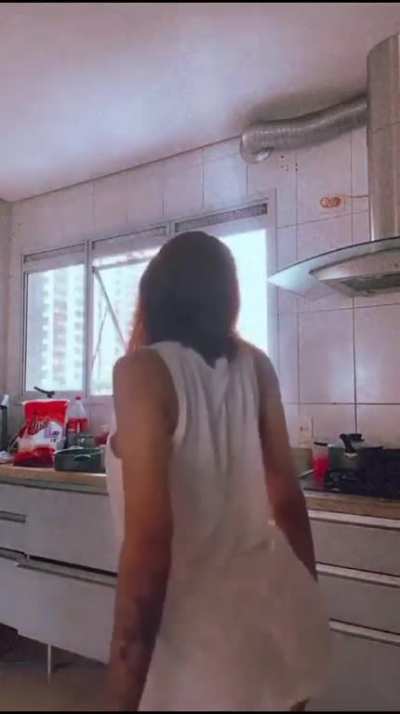 Lara Silva muito gostosa rebolando