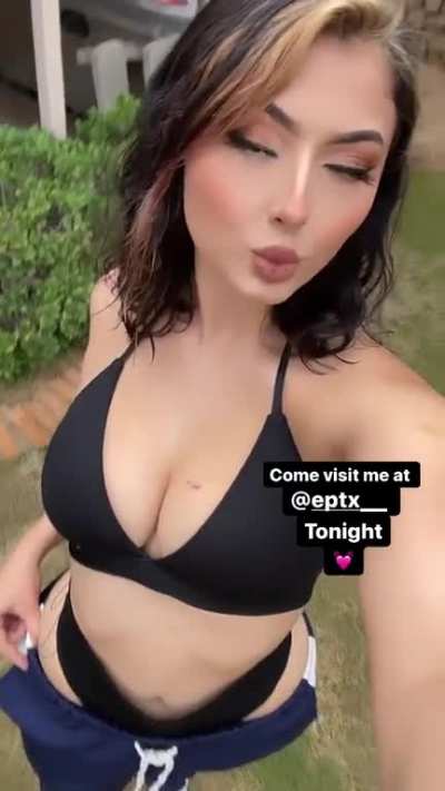 Look at those hips 😋😋