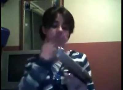 look a gun!I have to fire now!