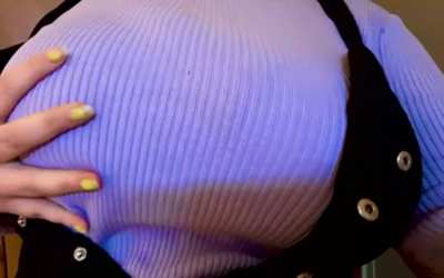 The best thing about having massive tits is even when they’re fully covered, you can still easily see them😈