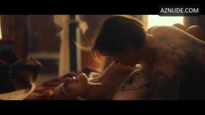 Bella Thorne in 