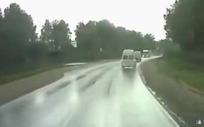 Russia: Distracted Truck driver kills 2 people
