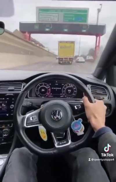 Sunnamusk company car speeding in London to deliver perfume orders