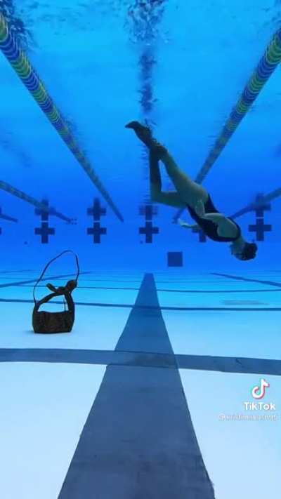Synchronized swimming champion Kristi Makush shows off her stunning underwater 360 degree walk.