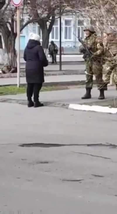 Brave Woman in Henychynsk (Kherson oblast) stands up to Russian soldier