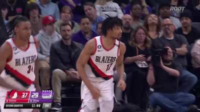 [Highlight] Sharpe almost falls over but instead shows off the handles and takes it inside for the two-hand slam
