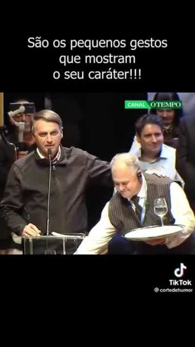 eu juro que fiquei esperando o toguro aparecer.