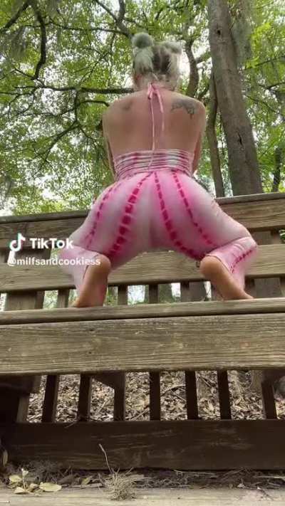 Barefoot twerking!