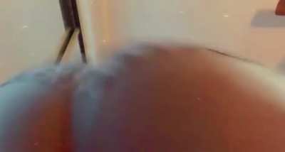 Bitch know how to move her shit