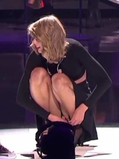 Taylor Swift looking hot af squatting