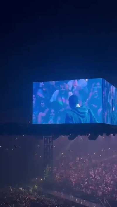 Drake does gender reveal for Australian fan and gives 50k