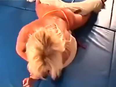 Wrestling match: Model<wbr>/cont<wbr>ortio<wbr>nist vs trained martial artist, if a blonde bimbo and a martial artist had a wrestling match who do you think would ended up knocked out ? Watch and see