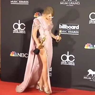 🔥🔥🔥 SEXY GODDESS TAYLOR🔥🔥🔥 THE LEG THOUGH?