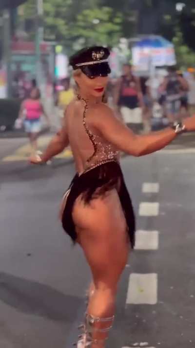 👩‍✈️💘