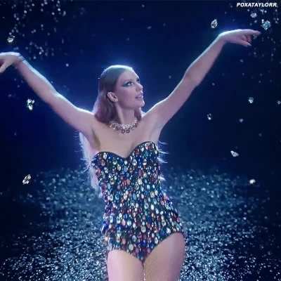 Taylor looking amazing as always