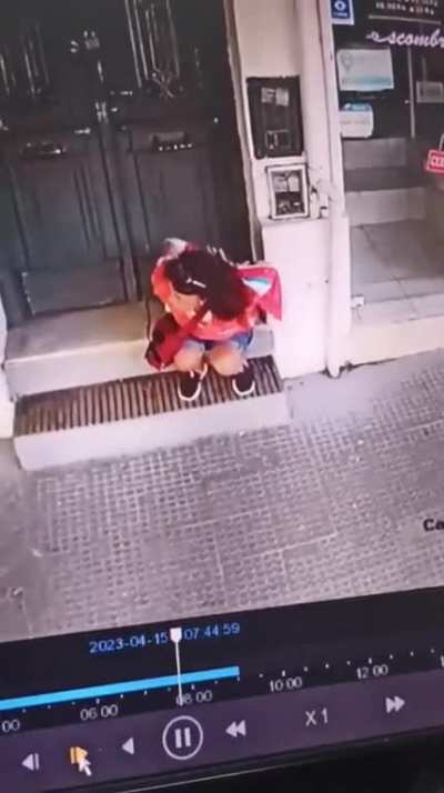 Posadas: Comerciante escrachó a una mujer que defecó en su local