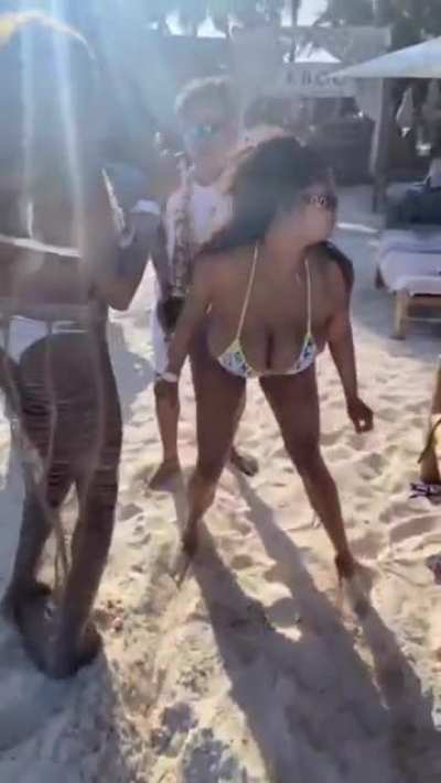 Why is it never me. I would’ve grabbed them titties and standing doggy 🤤