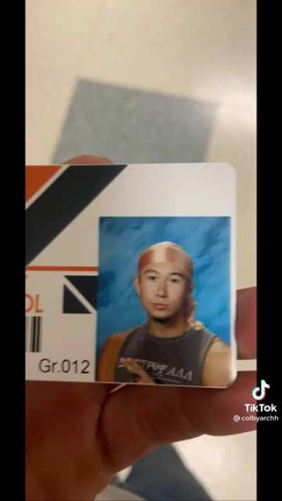 White high school seniors get a laugh out of culturally appropriating for picture day