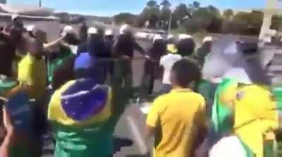 Bolsonaristas, que pedem intervençã, sentindo a mão do Estado, tenham um bom dia.
