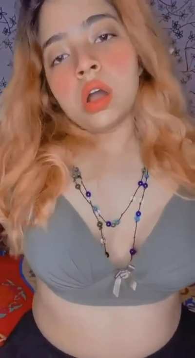 Cuty Girl Sh0wing Huge Melons🤤🥵