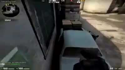 Mãe revoltada com filho no computador jogando CS GOcfyty