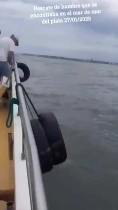 Así fue el momento en que turistas a bordo de un barco de paseo en Mar del Plata, le salvaron la vida a un hombre que pedía auxilio mientras nadaba en las profundidades del mar