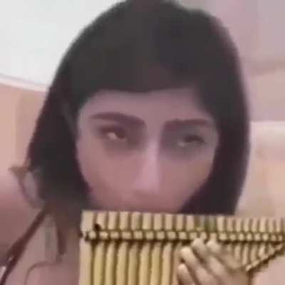 A mulher está a tocar muinto bem 😳